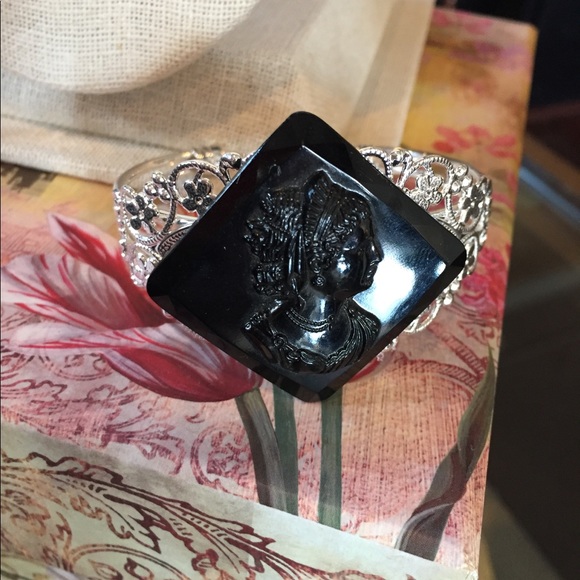 Jewelry - 🌸💖🌼 3 for $15 Upcycled cameo filigree bracelet